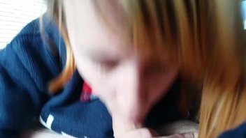 Рыжая шлюха  умело сосет в машине