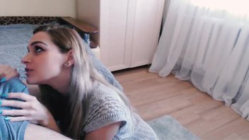 Красотка   в чулочках мечтала отсосать