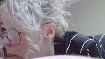 Игривая блонди в стильных очках классно  сосет