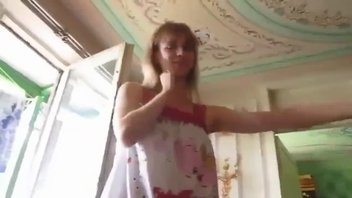 Начинающая порнозвезда делает  минет