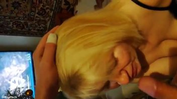 Любительский минет грудастой блондинки