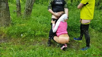 Втроем в лесу с брюнеткой велосипедисткой