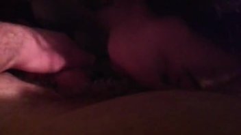 Пьяная девка сосет в туалете клуба