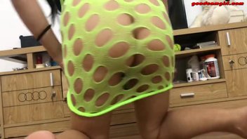 Азиатка мастурбирует на камеру