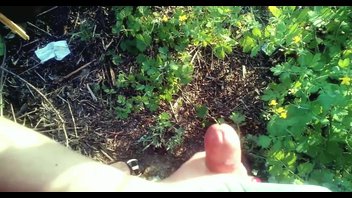 Подрочила мне в кустах