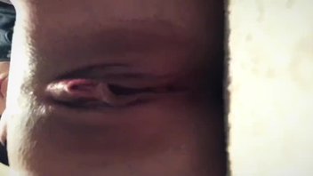 ПОТИРАЯ МОЮ МОКРУЮ КИСКУ