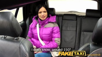 FakeTaxi - Женщина с большими натуральными сиськами катается на члене таксиста
