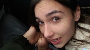 Девушка заглатывает член в общественном автобусе