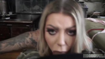 Пышногрудая татуированная телочка исполняет очень мощный минет для горячего члена любовника