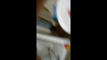 Грубо заставил сосать в ванной