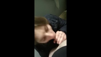 В кабинке общественного туалета