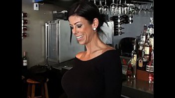 Барменша с большими буферами