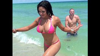 Горячая штучка в розовом купальники