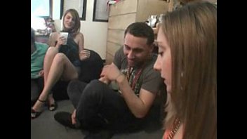 Студенты играют в бутылочку в общаге