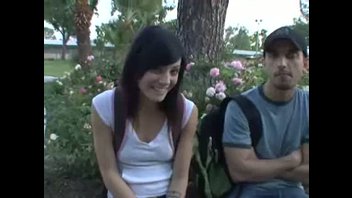 молодая особа совокупляется с приятелем в кепке