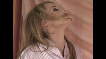 Сексуальная горничная с мохнатой киской на диване