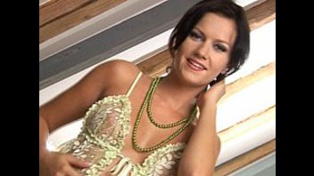 Милая чика Чарли ласкает лысую пилотку