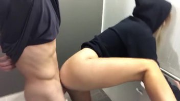 Я и моя одногруппница прогуливаем урок у туалете