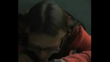 Сосать  член она любит