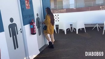 Секс с незнакомкой в общественном женском туалете