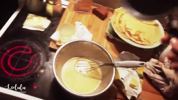 Минет и быстрый секс во время приготовления блинов