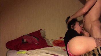 С брюнеткой в чулках