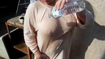 Эти сиськи не единственное, что мокрое