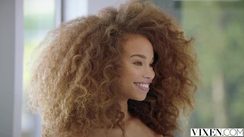 Молодая кудрявая девка хуй радует минетом и трахается в писечку