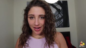 Брюнетку от первого лица член очень неплохо трахает