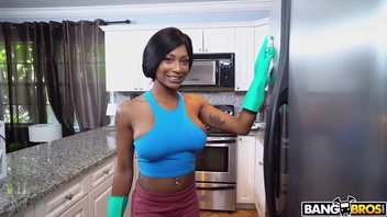 Негритянка уборщица с роскошным телом и большими сиськими с белым хозяином классно ебется