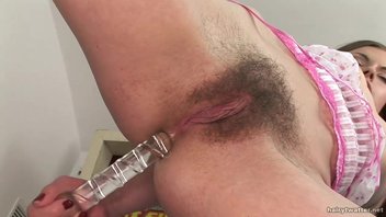 Девушка с волосатой капной любит мастурбировать