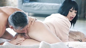 Подлизывает брюнетке и членом пизду разминает – крутой секс с шикарной любовницей