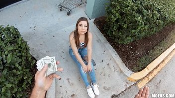 Платит телочке деньги и за это хорошенько милашку ебет, съемка от первого лица