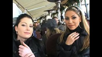 Чешские милашки веселятся в общественных местах