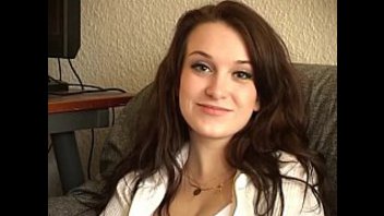 Грудастая студентка совершает половой акт на диване