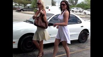 Порно видео Молли трахает Мисти