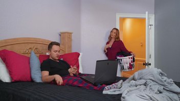 Мисс Бри надеется, что ее пасынок Ван Уайлд избавит ее сладкую сочную киску от голода