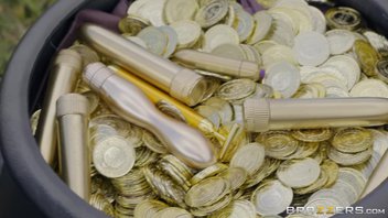 Горшок с золотыми фаллоимитаторами