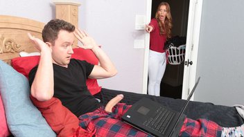 Сучка ловит мужика за мастурбацией большого члена и отдается ему