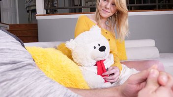 Милашка Нора Айви предлагает своему отчиму помочь снять напряжение