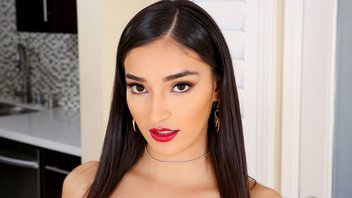 Рамон свирепо трахает в жопу милашку Эмили Уиллис