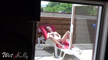 Моя соседка мастурбирует у на шезлонге