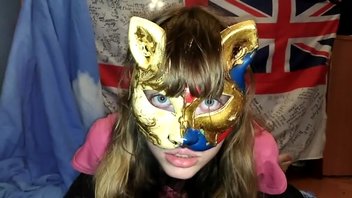 Русская малышка в маске демонстрирует свои навыки минета