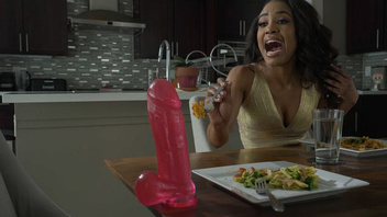 Негритянскую сучку жаркий писюн отлично дерет