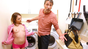 У стиральной машинки отчим большим членом воспитывает плоскую молодую падчерицу