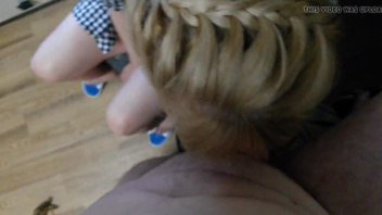 Русская  секретарша  сосет член шефа прямо в кабинете