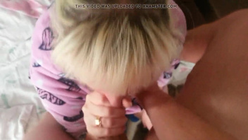 Русская   недовольная любовница берет  член  в рот