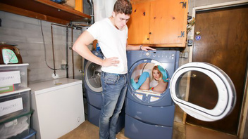 Мощный секс во дворе на диване