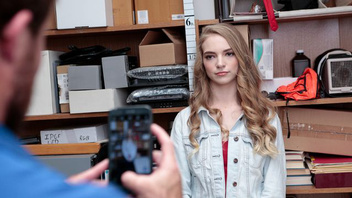 Сотрудник безопасности подозревает в краже молодую девочку со светлыми волосами