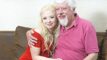 Молоденькая дочка трахается со своим пожилым отцом и сосет его хуй